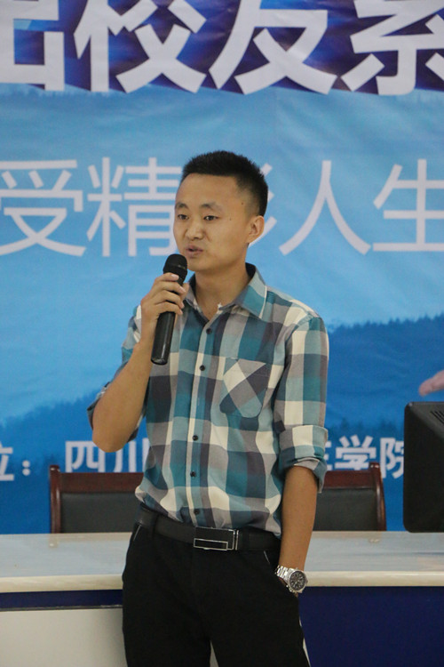 贾卫林正在解答学子提出的问题