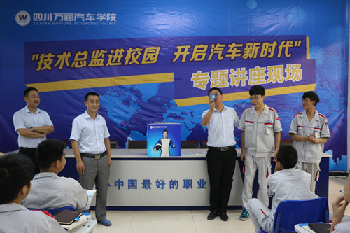 江主管正在念第二位获奖的同学