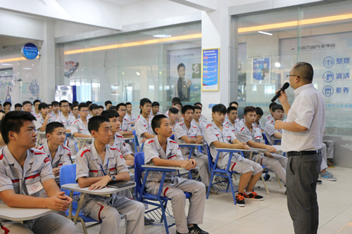 学子们全神贯注的听孙清总监讲学
