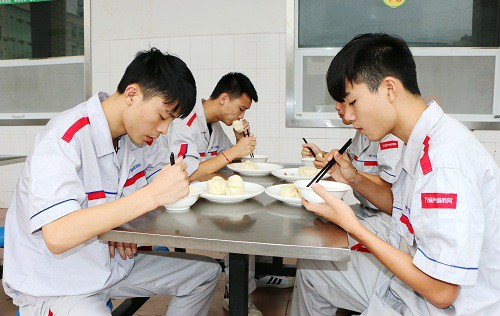 爸妈总担心我吃不好，其实食堂的包子特好吃