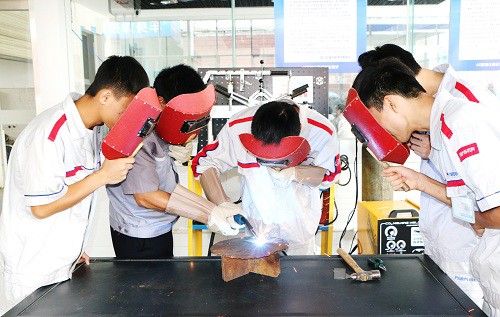 老师耐心讲解实训操作中的每一个细节