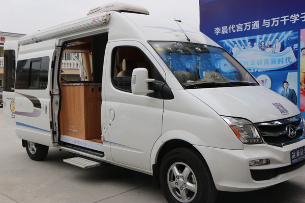 贾斯友发所改装的房车