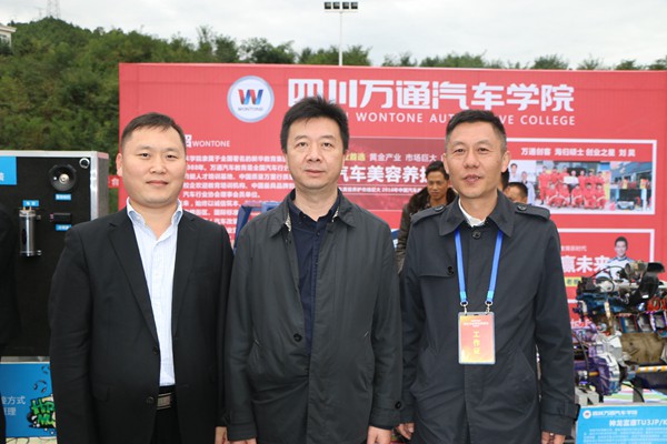 校领导与成都市就业局局长游永志（中）及副局长兰琦（右）合影