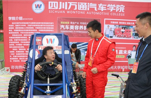 成都市就业局局长游永志试乘巴哈改装车
