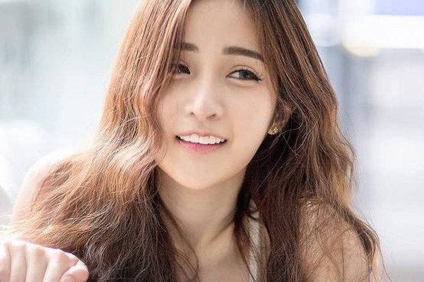 网络爆红的四国混血美女校花