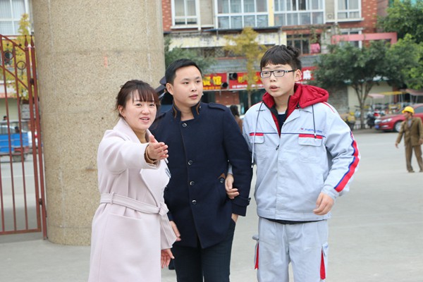 万通学子家长到校园共度美好一天