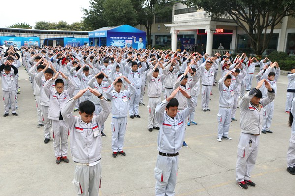 全体万通学子用手语操表达感恩