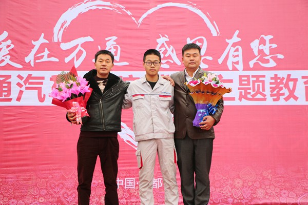 家长代表自发为学校和老师献花