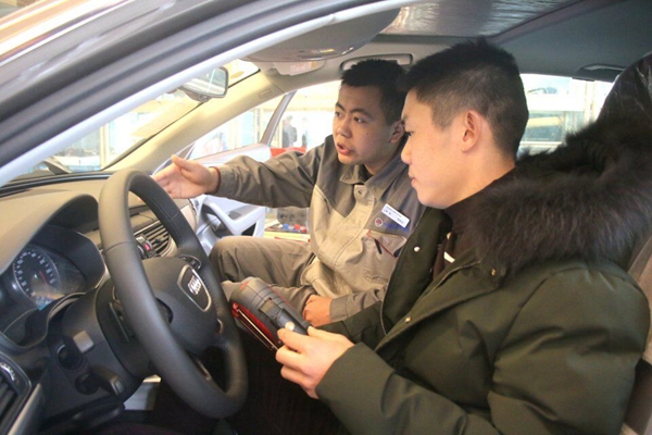 老师手把手亲自指导体验学生上手操作