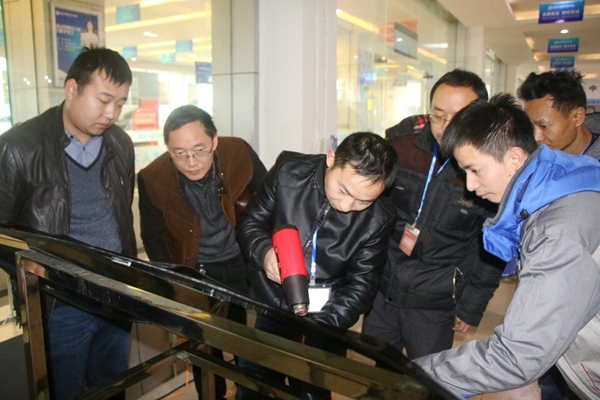 体验人员亲自上手操作，体验汽车技能之美