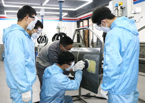 想上大学？就来万通接受汽修教育