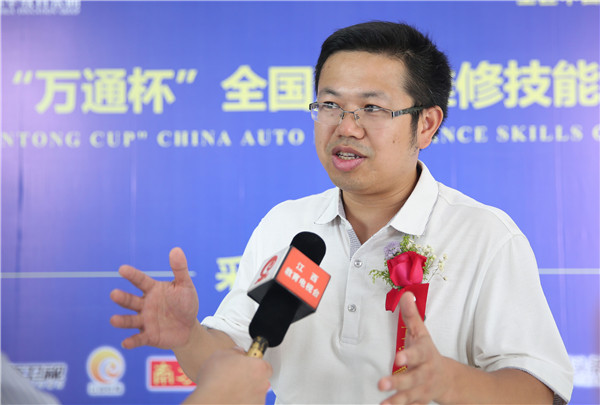江西省人力资源和社会保障厅副处长罗文接受媒体采访