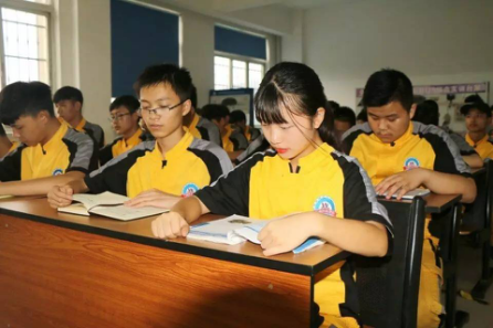 女生学汽修