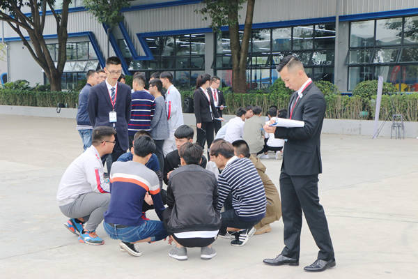学员正在开展激烈考核