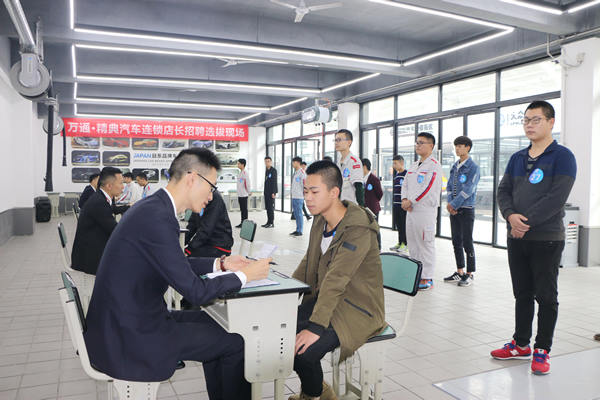 正在进行考核的学员