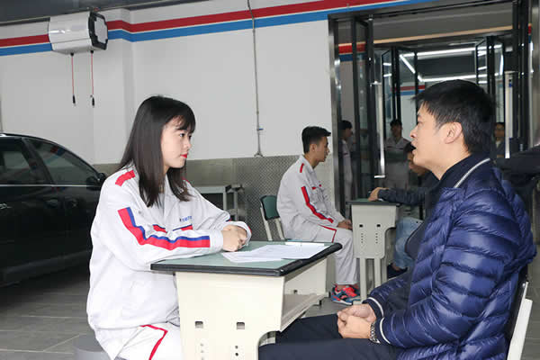 学子正在参加企业面试