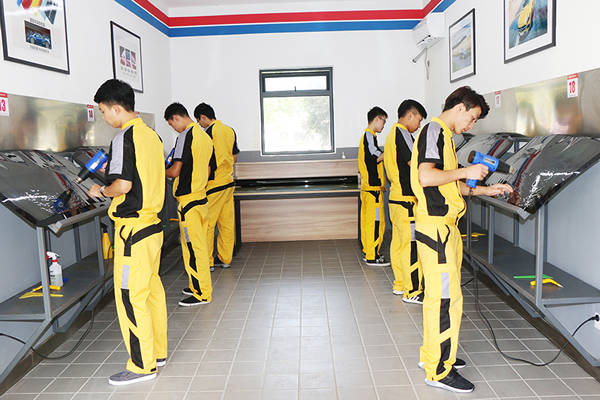万通学子规范演练贴膜工序