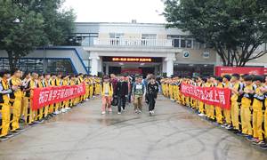 成都万通欢送15届毕业生赴岗就业