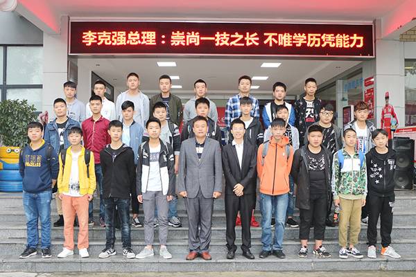毕业学子和老师们合影留念