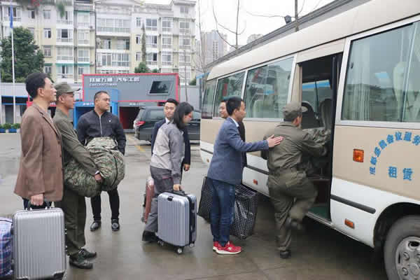 万通老师送学生就业上岗