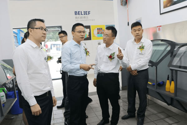 精典汽车高层领导参观成都万通