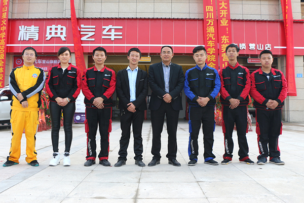李建康和他的团队合影