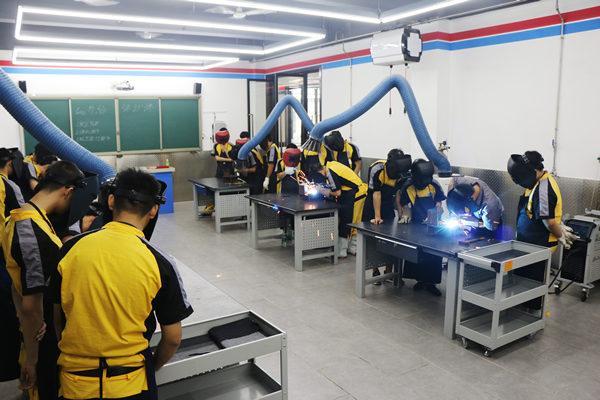 成都万通学子车身焊接技术学习