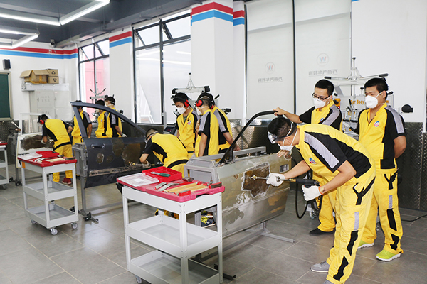 成都万通学子分组进行钣金操作课程