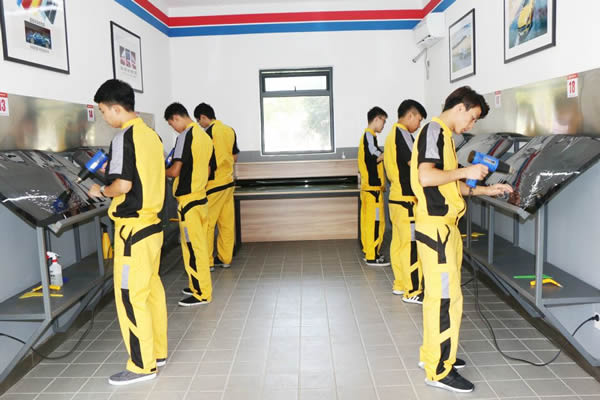 成都万通学子实训操作 掌握汽车美容核心技术