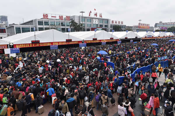 成都万通每年都回迎来许多打工返乡人群学习汽车