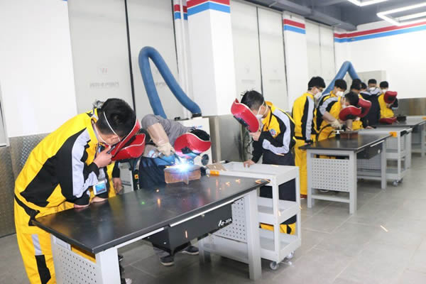 成都万通学子汽车焊接分组实操学习