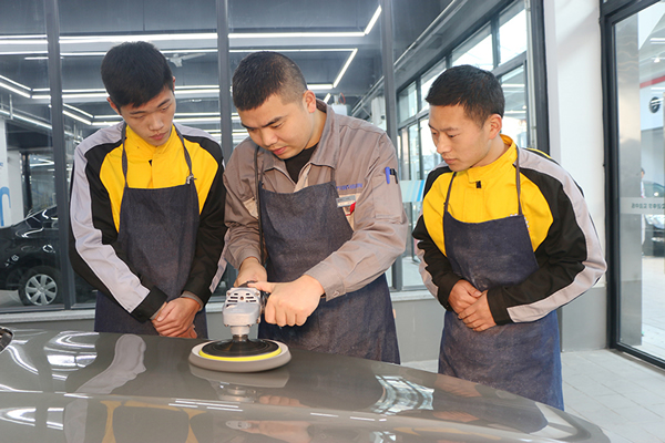 成都万通申小东老师给同学们示范抛光打蜡