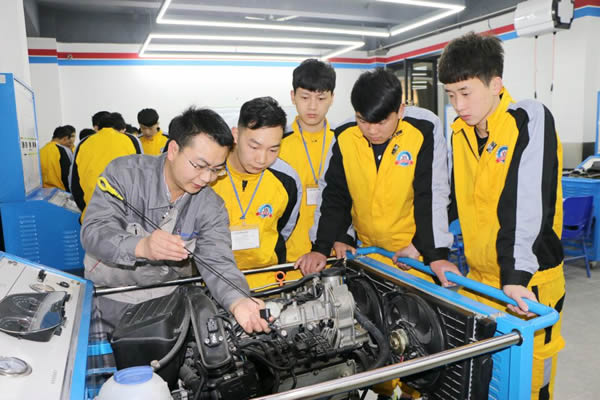 成都万通师资汽车实训台架分组教学