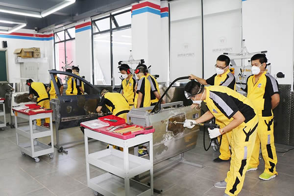 成都万通学子分组练习钣金操作课程
