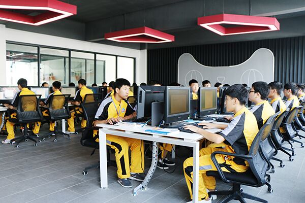 成都万通学子学习汽车互联网技术