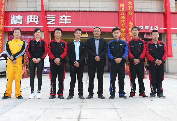 李建康和他的团队合影