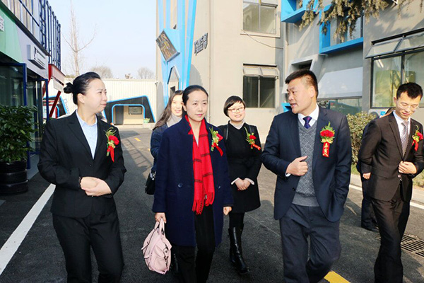 成都万通领导陪同企业参观学院