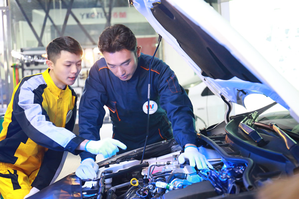 来万通学汽车 实训中练真技术
