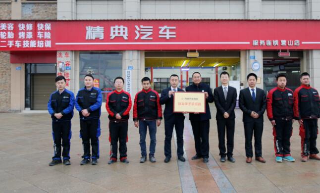 李建康(左)与四川万通创就业办老师合影