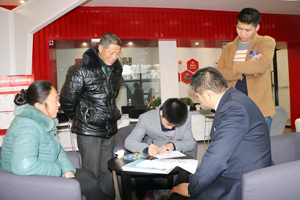 成都万通新生李炫霖在家人的陪同下选择理想专业