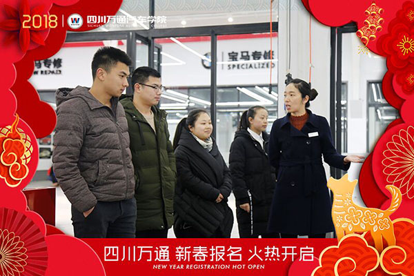 （图五）成都万通大厅报名学子络绎不绝