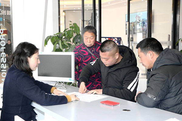 学生与家长在成都万通认真选择专业