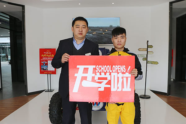 成都万通2018级新生简双与班主任老师合影