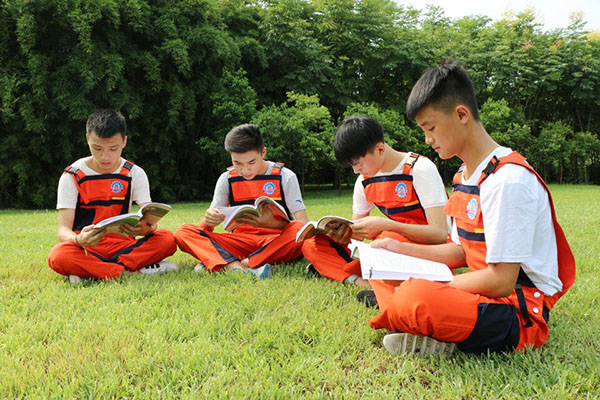 成都万通毕业学子骆嘉威（右一）在校学习情况