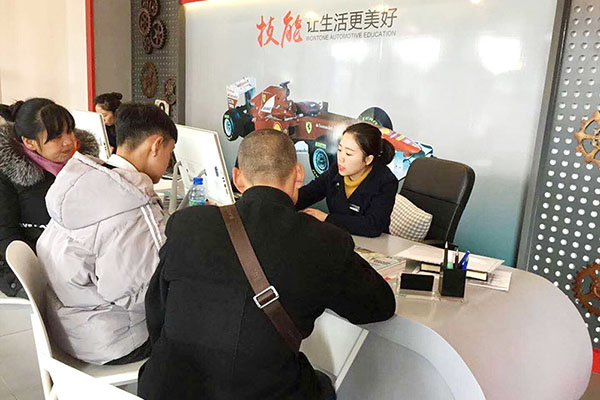 2018年来成都万通报名学汽车