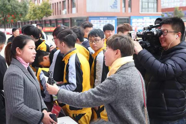 万通招聘会企业负责人接受记者采访