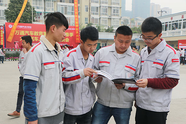 往届招聘会现场 万通学子准备简历
