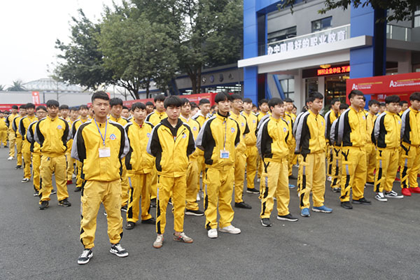 成都万通毕业学子等待招聘会开始