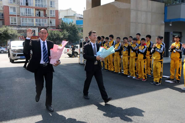 李建康是成都万通青年学子们的榜样
