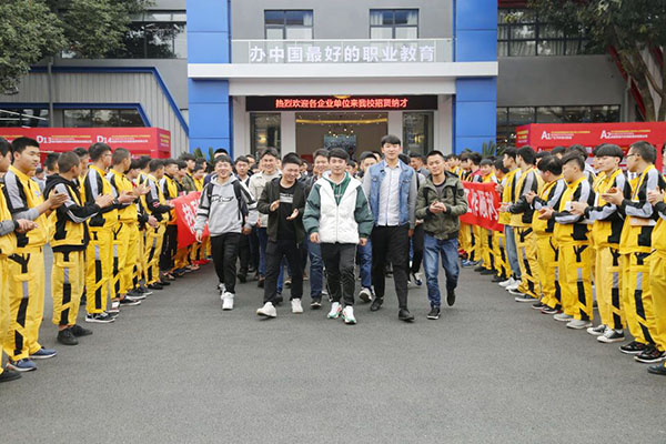 成都万通学弟学妹们欢送学长上岗实习
